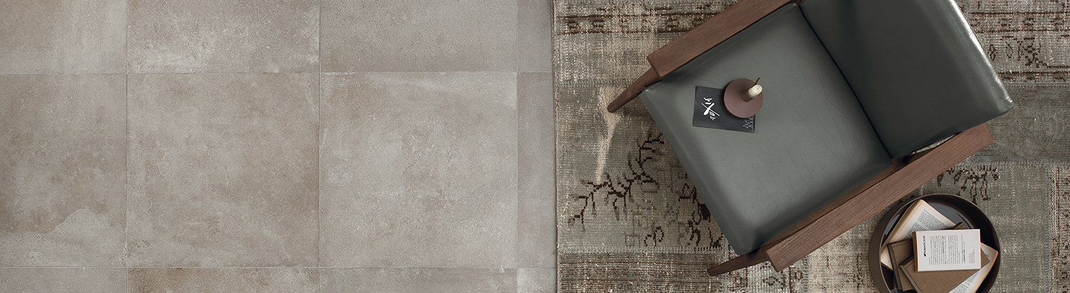 Ein Bad mit glänzendem Mosaik und Fliesen