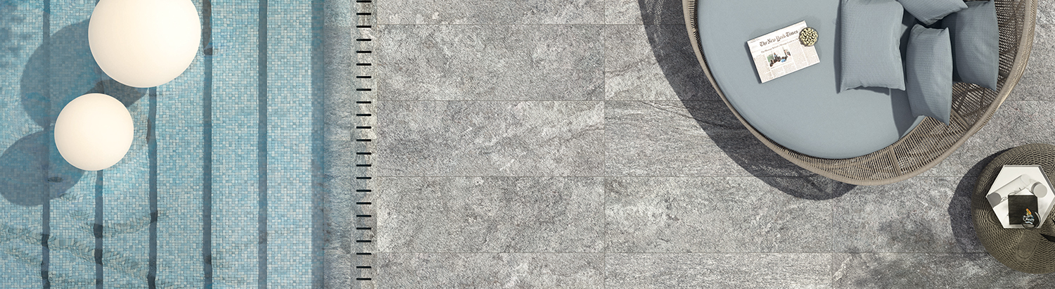 Ein Bad mit glänzendem Mosaik und Fliesen