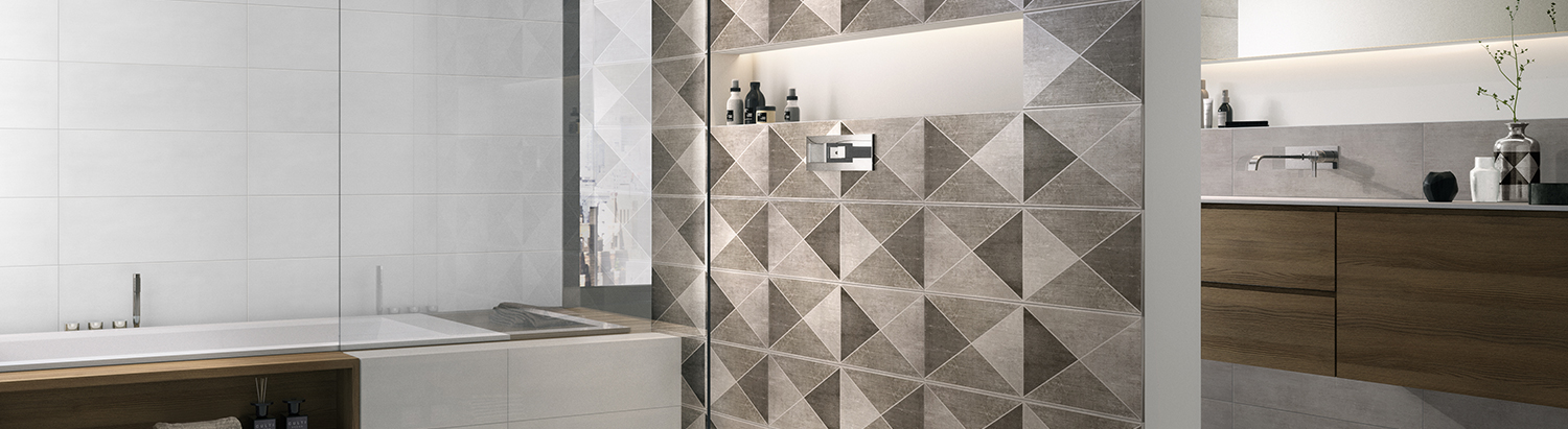 Ein Bad mit glänzendem Mosaik und Fliesen