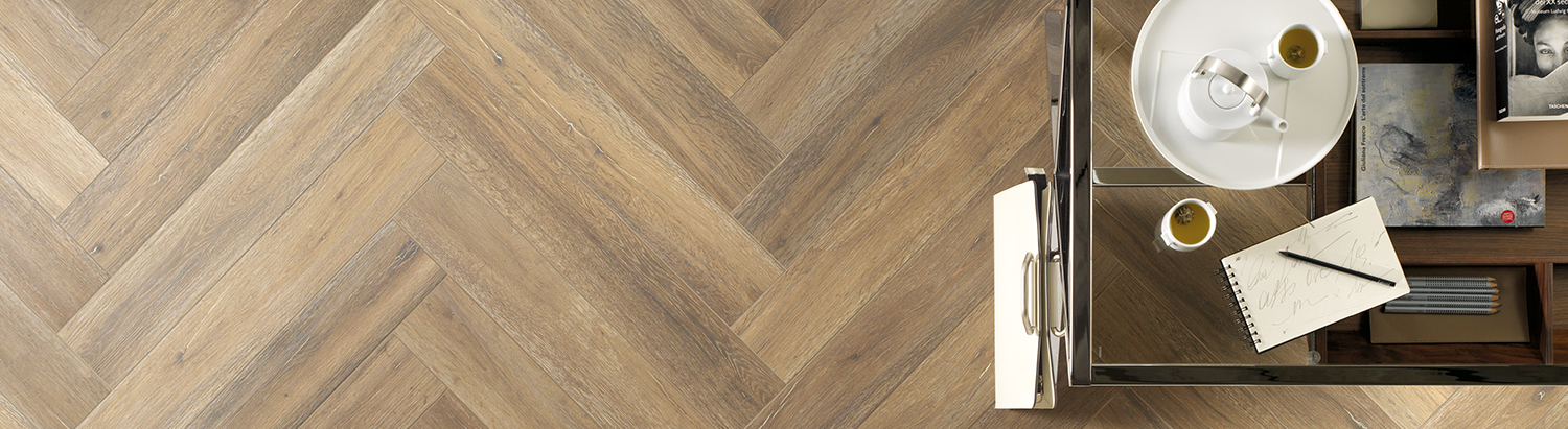 Ein Bad mit glänzendem Mosaik und Fliesen