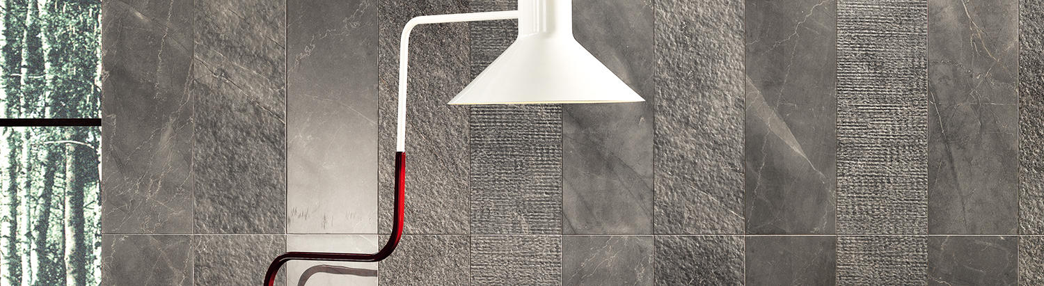 Ein Bad mit glänzendem Mosaik und Fliesen