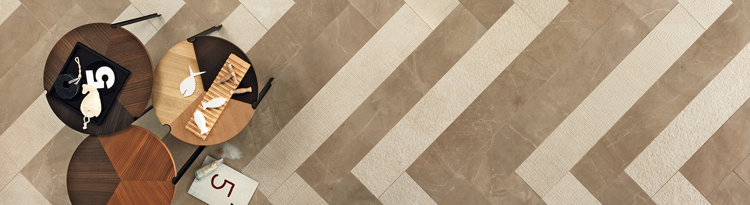 Ein Bad mit glänzendem Mosaik und Fliesen