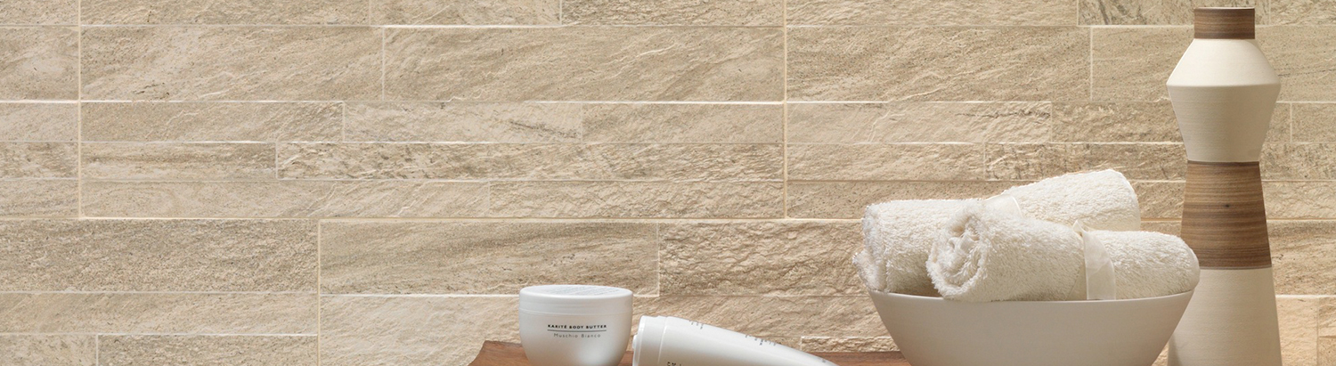 Ein Bad mit glänzendem Mosaik und Fliesen