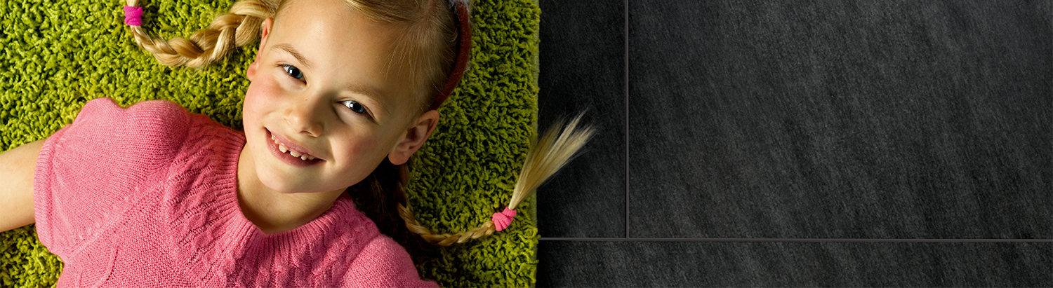 Ein Bad mit glänzendem Mosaik und Fliesen