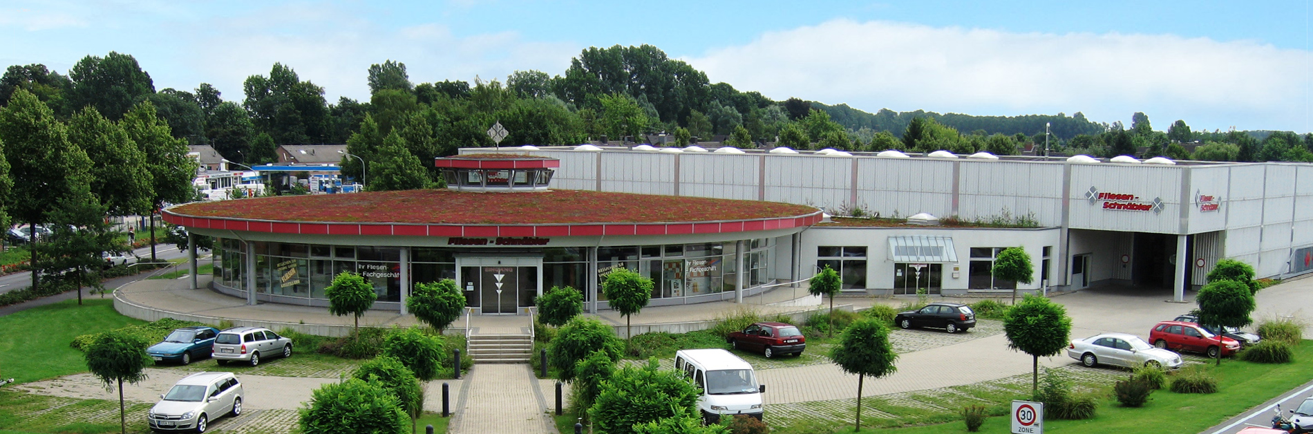 Ein Bad mit glänzendem Mosaik und Fliesen