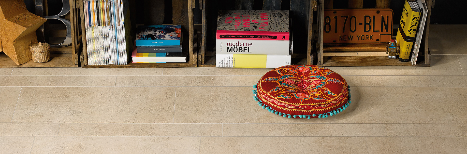 Ein Bad mit glänzendem Mosaik und Fliesen