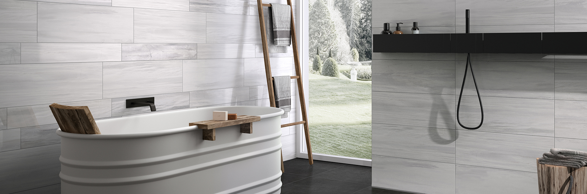 Ein Bad mit glänzendem Mosaik und Fliesen