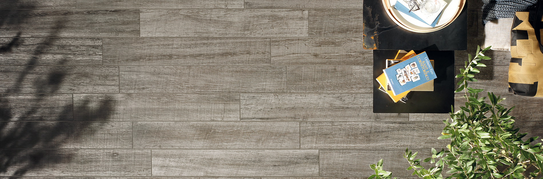 Ein Bad mit glänzendem Mosaik und Fliesen