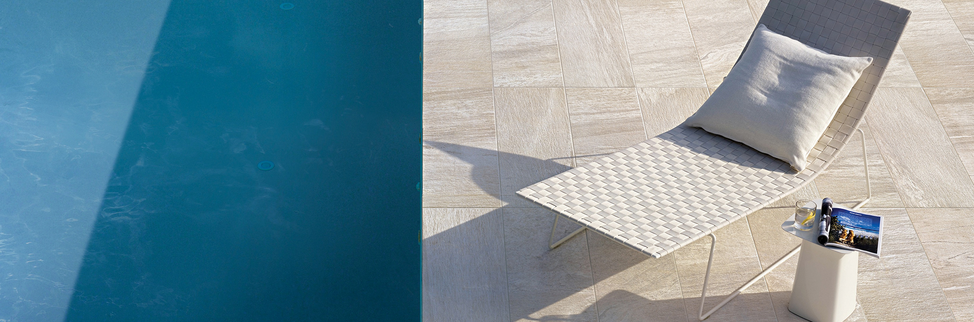 Ein Bad mit glänzendem Mosaik und Fliesen