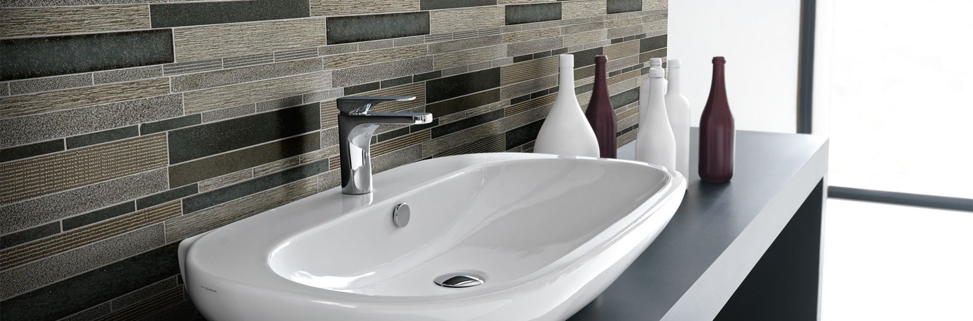 Ein Bad mit glänzendem Mosaik und Fliesen