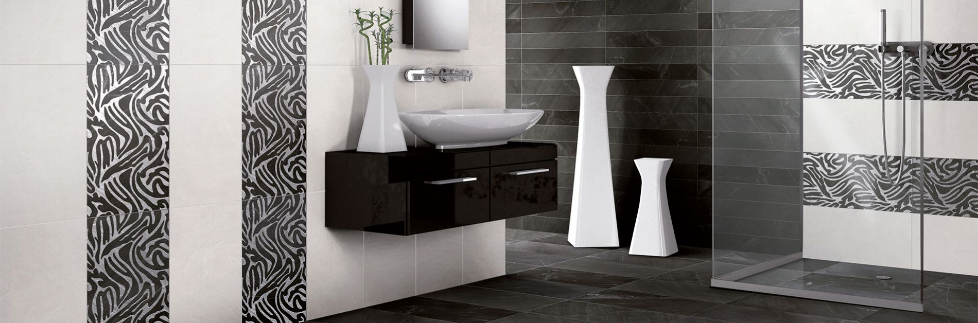 Ein Bad mit glänzendem Mosaik und Fliesen