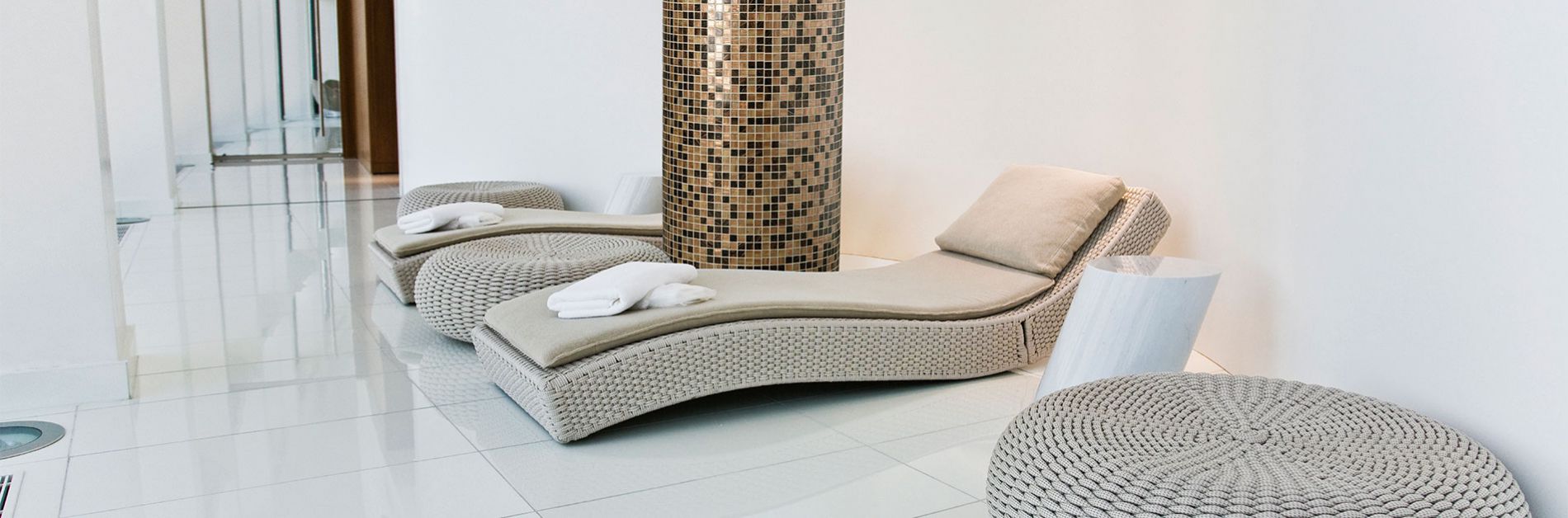 Ein Bad mit glänzendem Mosaik und Fliesen